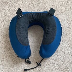 Cabeau Blue Black Travel Neck Pillow barely worn with Travel Case